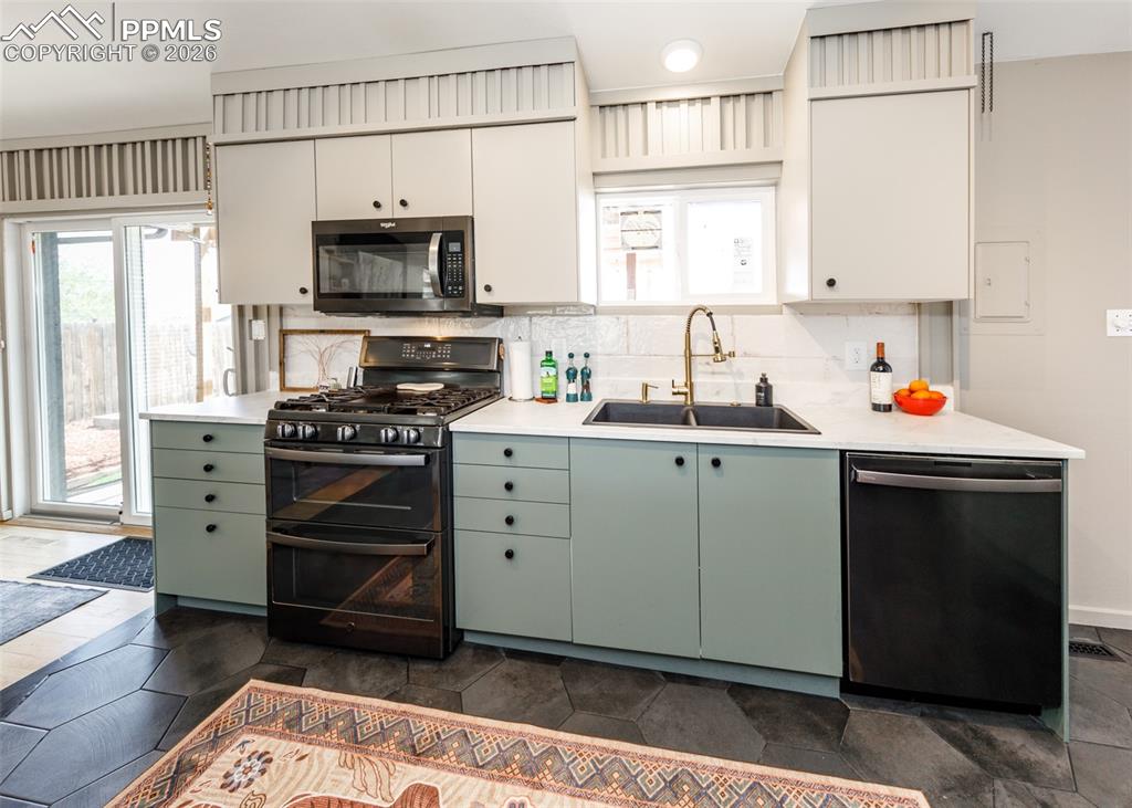 Image 15 of 50: Kitchen