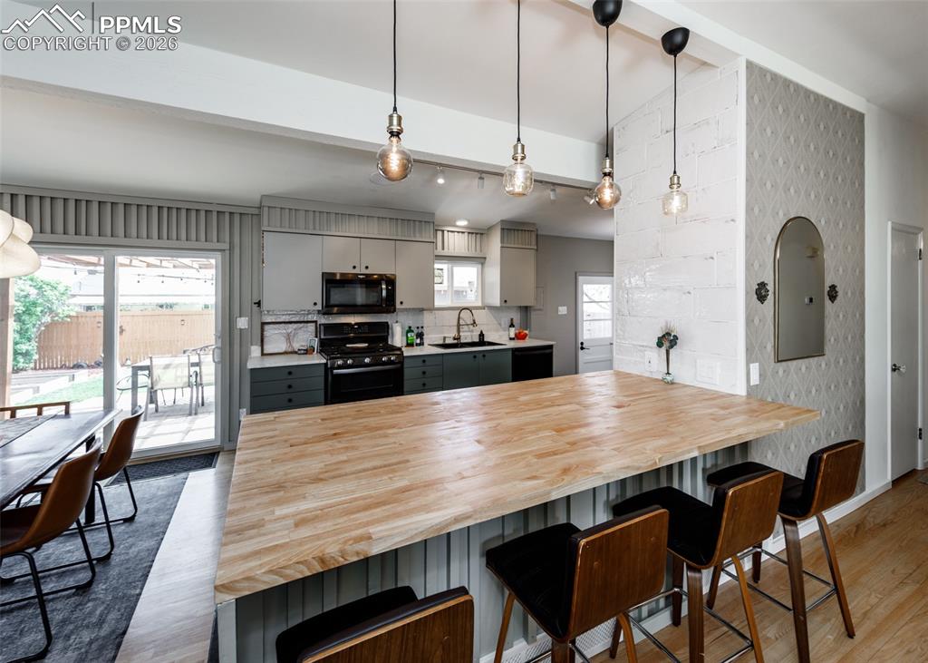 Image 16 of 50: Kitchen