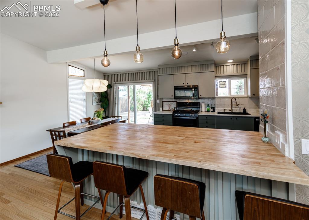 Image 17 of 50: Kitchen