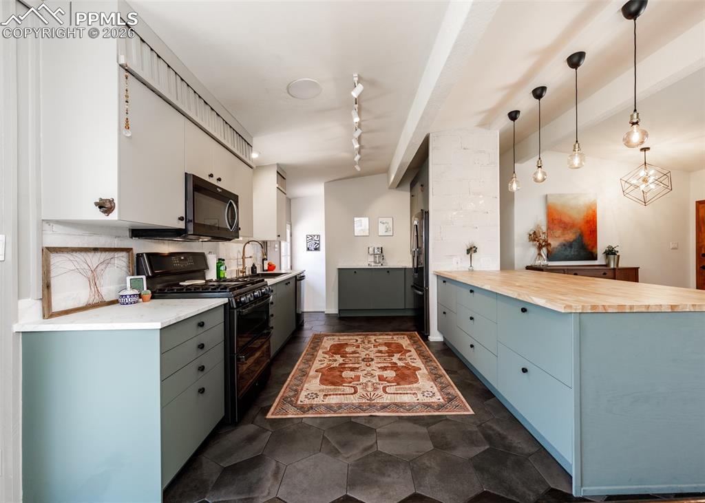 Image 18 of 50: Kitchen