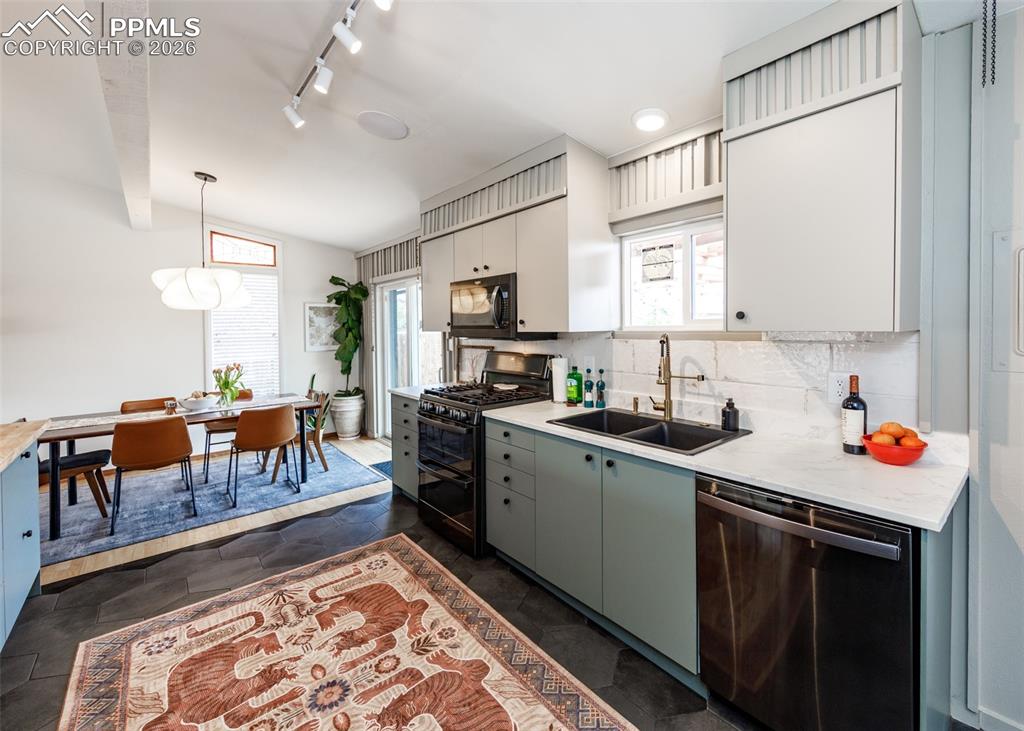 Image 19 of 50: Kitchen