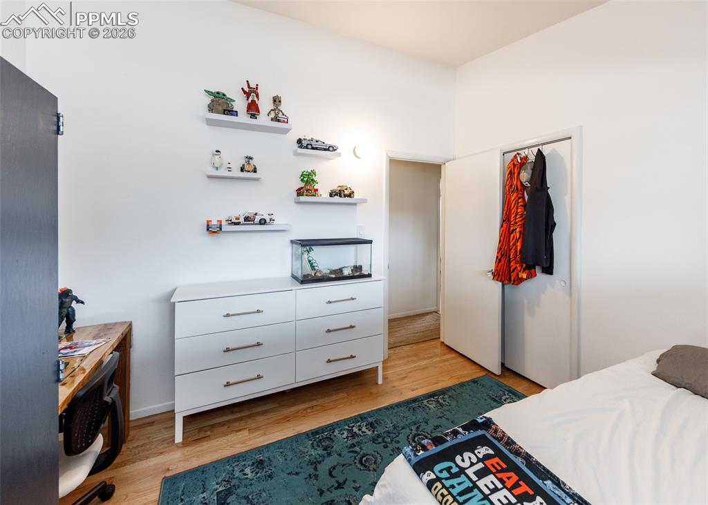 Image 23 of 50: Bedroom