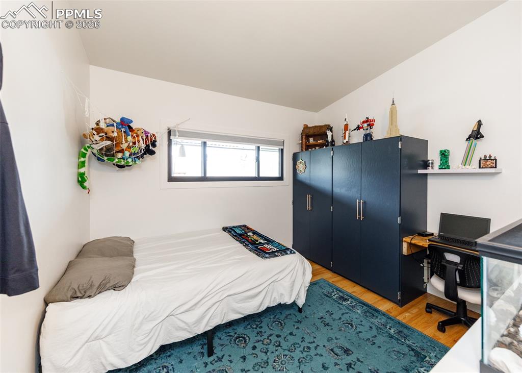 Image 24 of 50: Bedroom