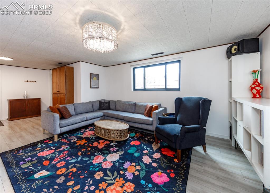 Image 31 of 50: Family Room