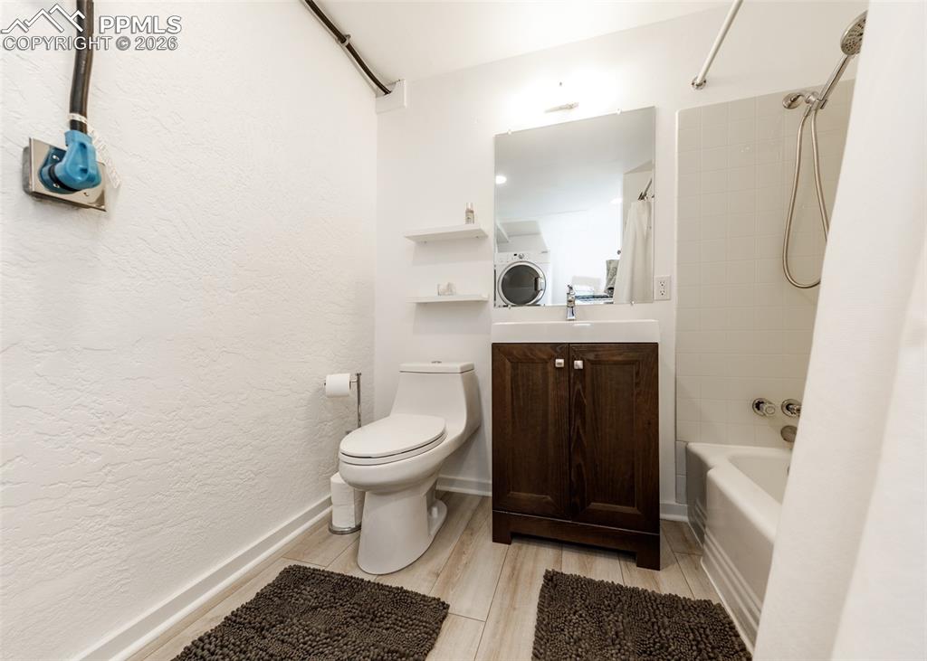 Image 33 of 50: Basement bathroom