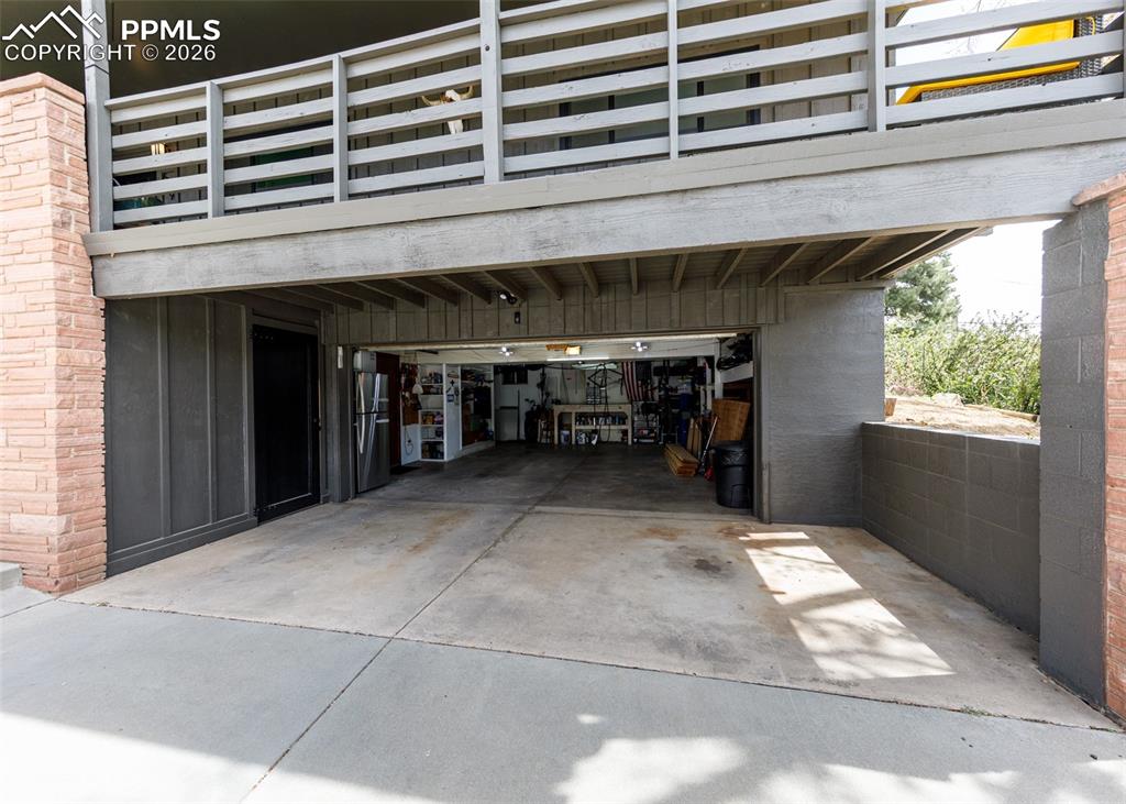 Image 38 of 50: Garage