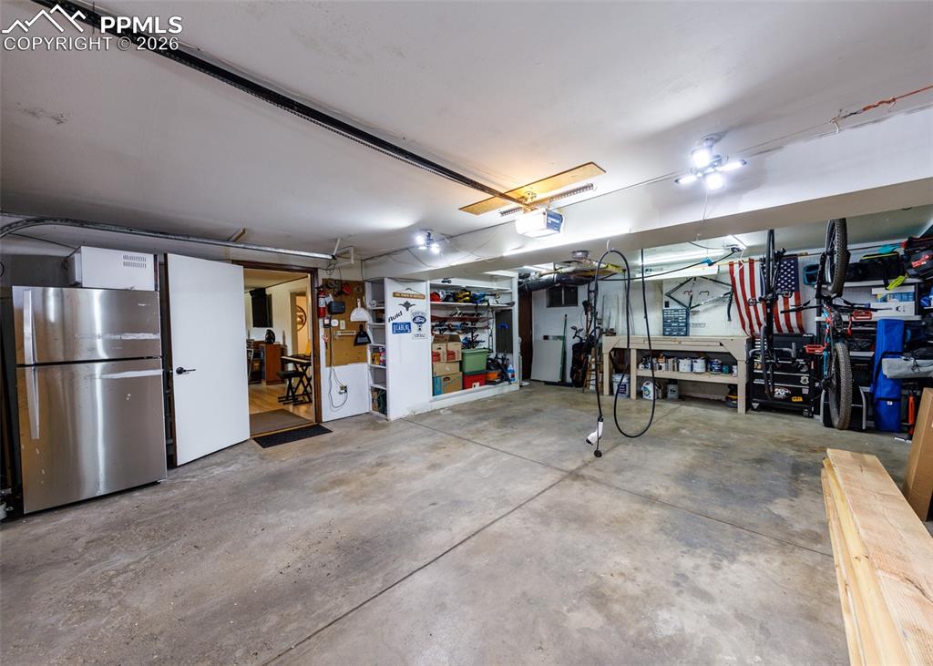 Image 39 of 50: Garage