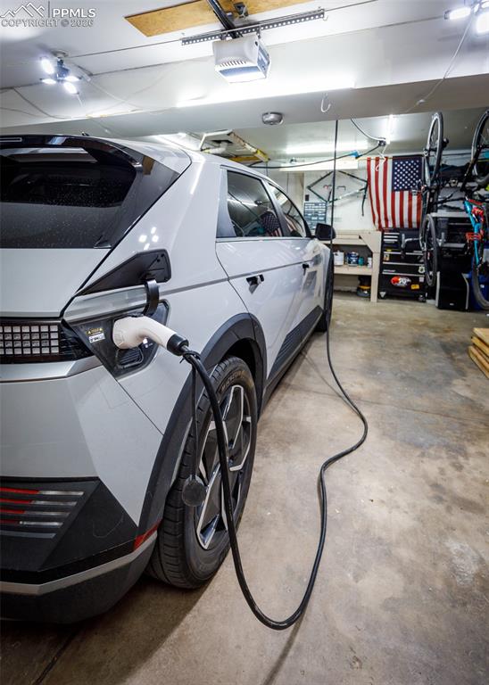 Image 40 of 50: Garage