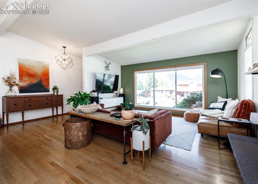 Image 7 of 50: Living Room