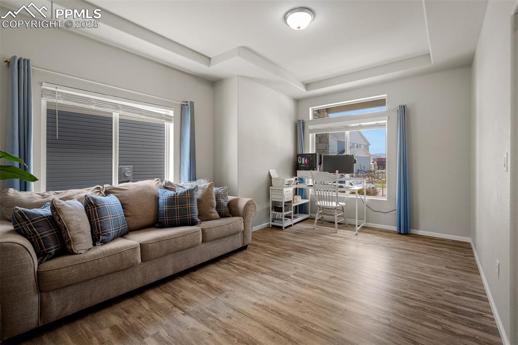 Image 22 of 50: Living Room