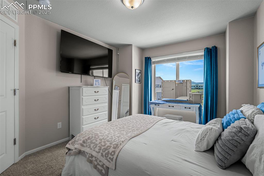 Image 28 of 50: Bedroom