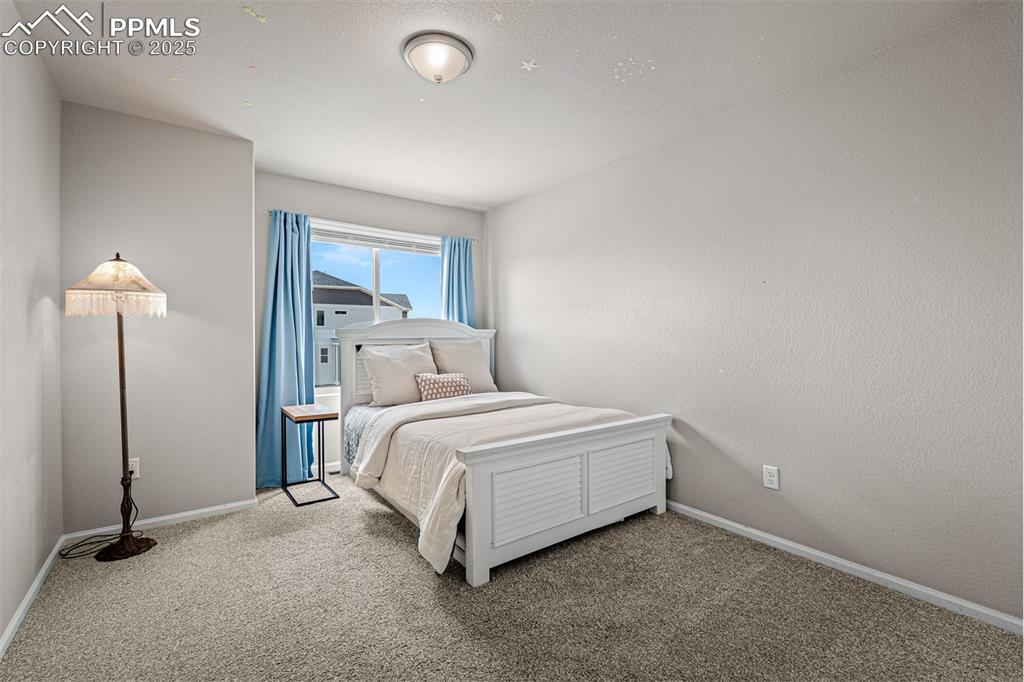 Image 31 of 50: Bedroom