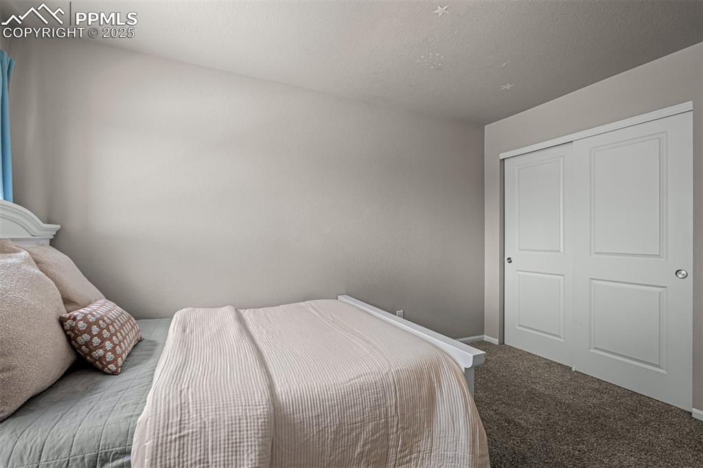 Image 32 of 50: Bedroom