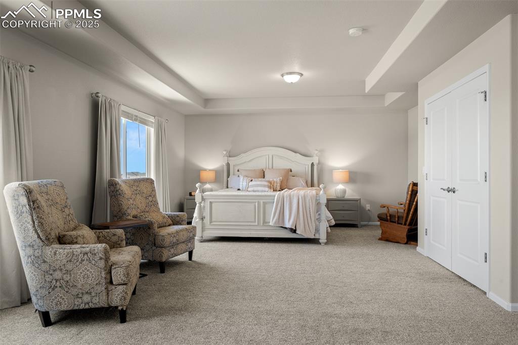 Image 35 of 50: Bedroom