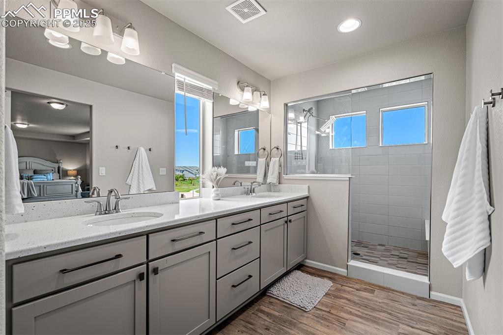 Image 38 of 50: Bathroom