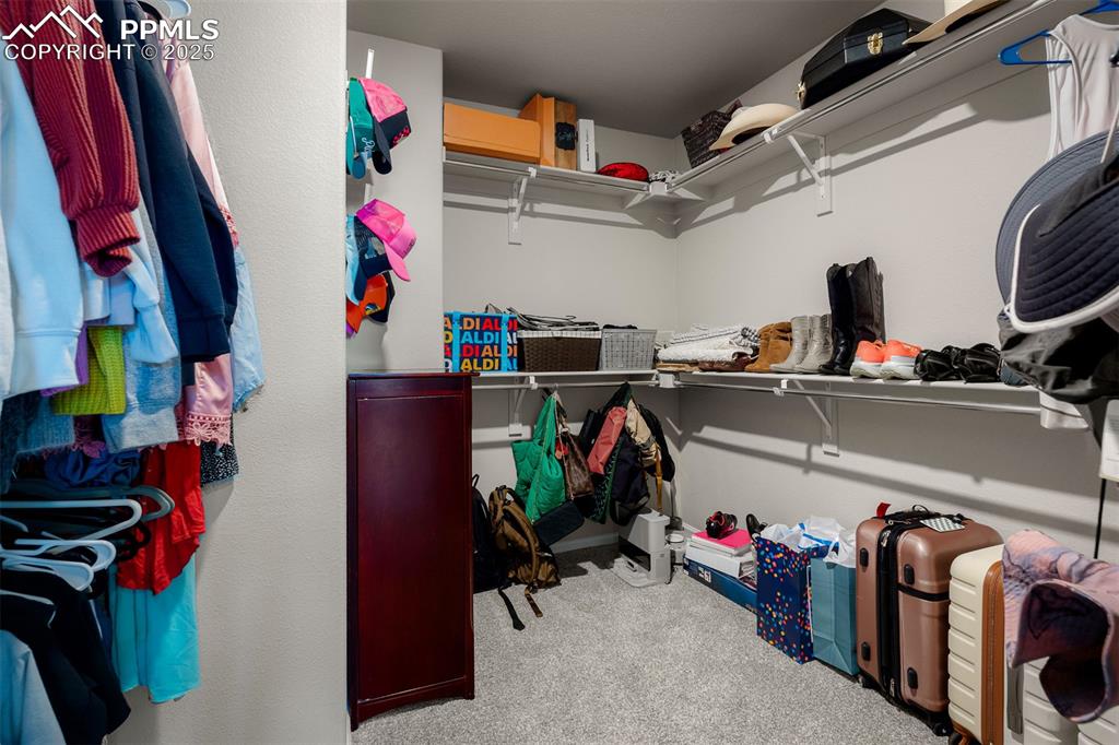 Image 40 of 50: Closet