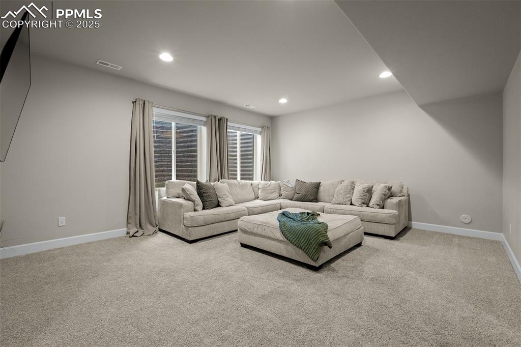 Image 42 of 50: Living Room