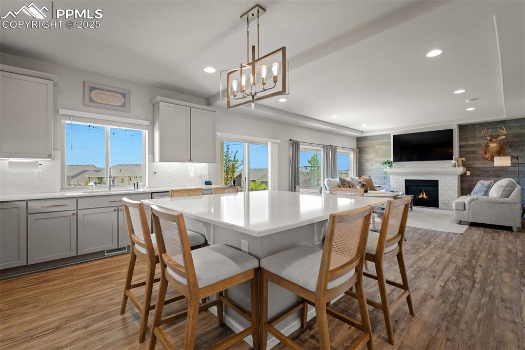 Image 5 of 50: Dining Area