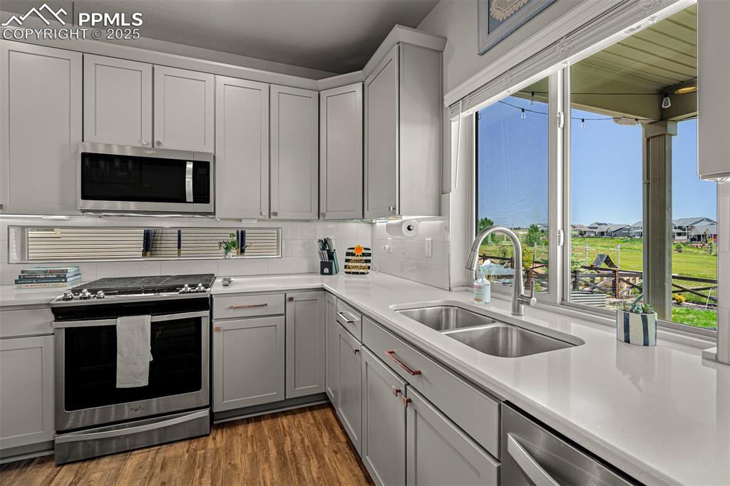 Image 7 of 50: Kitchen