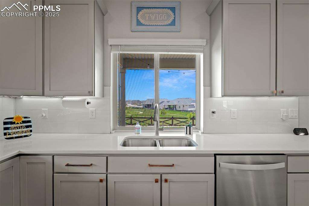 Image 8 of 50: Kitchen