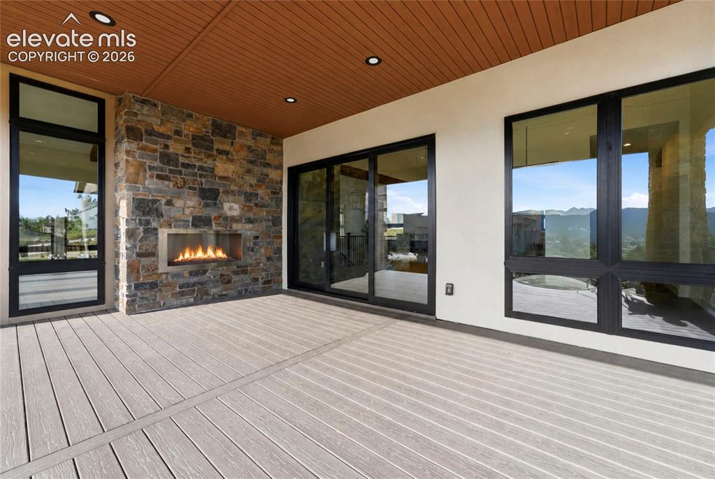 Image 18 of 48: Deck