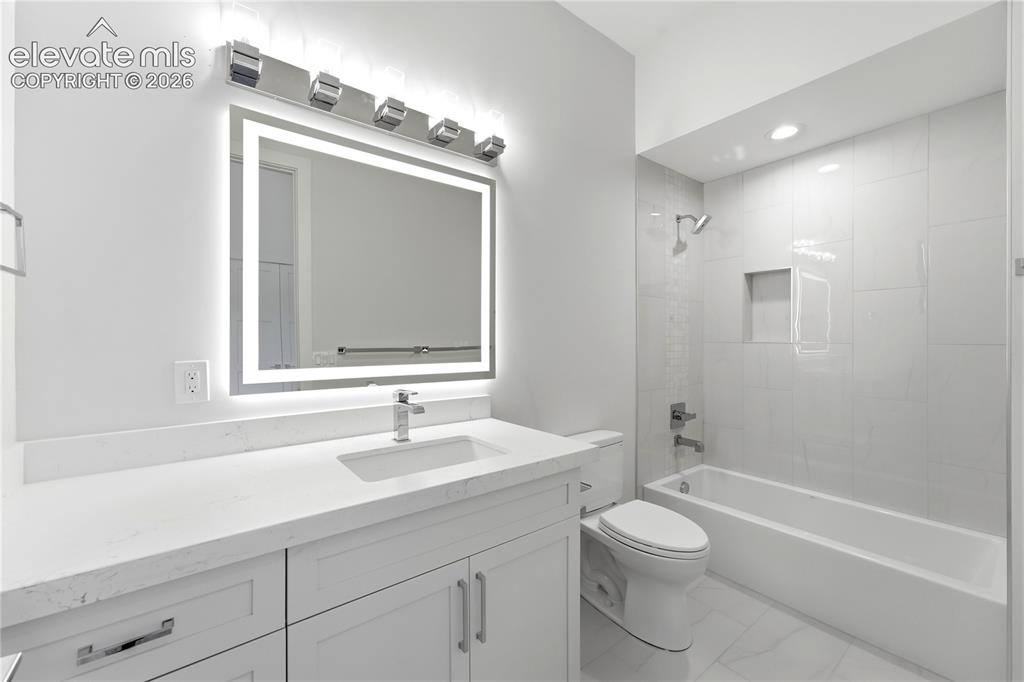 Image 33 of 48: Bathroom