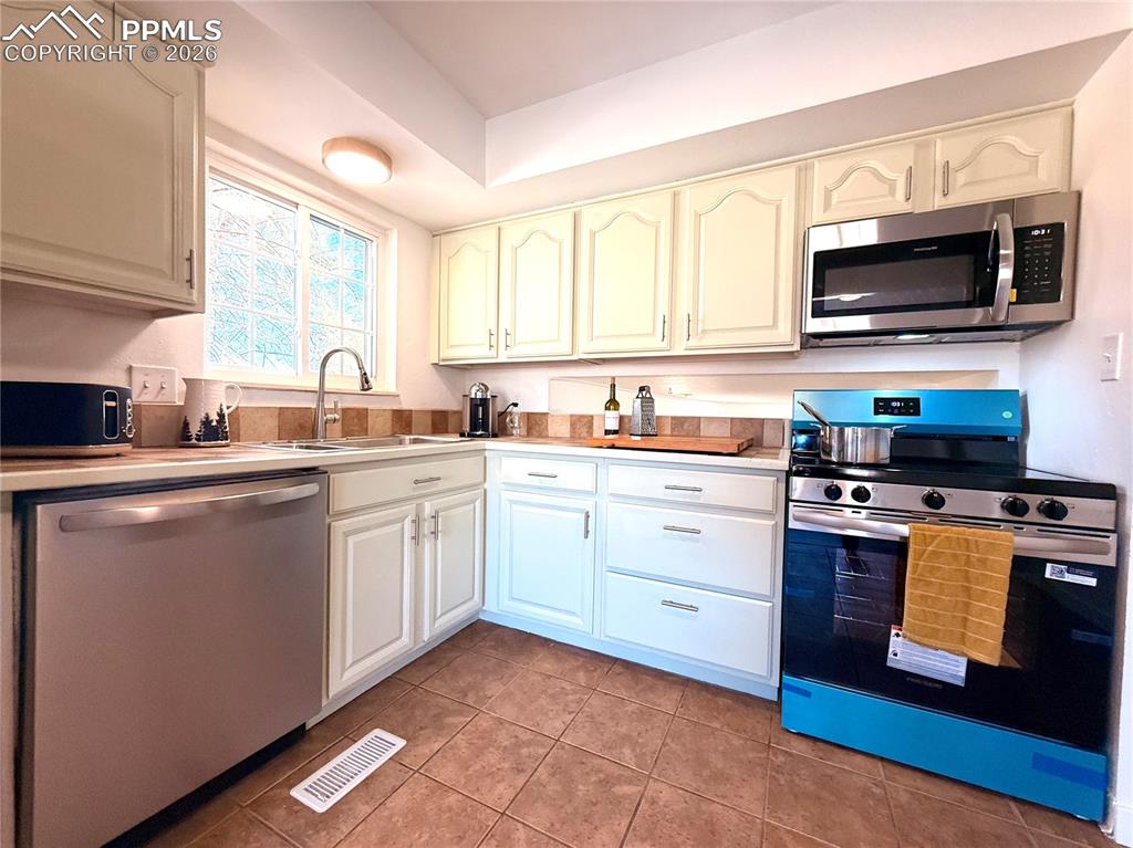 Image 10 of 45: Kitchen