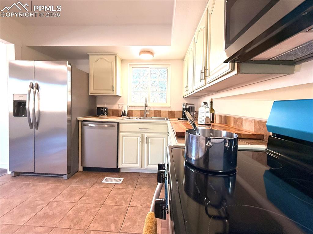 Image 11 of 45: Kitchen