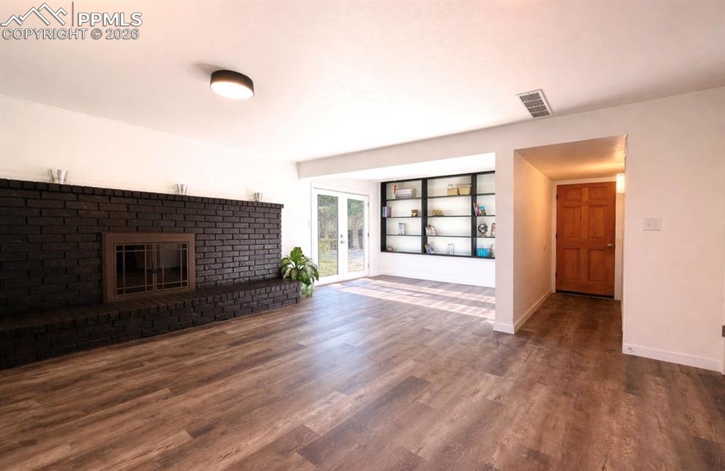 Image 18 of 45: Living Room