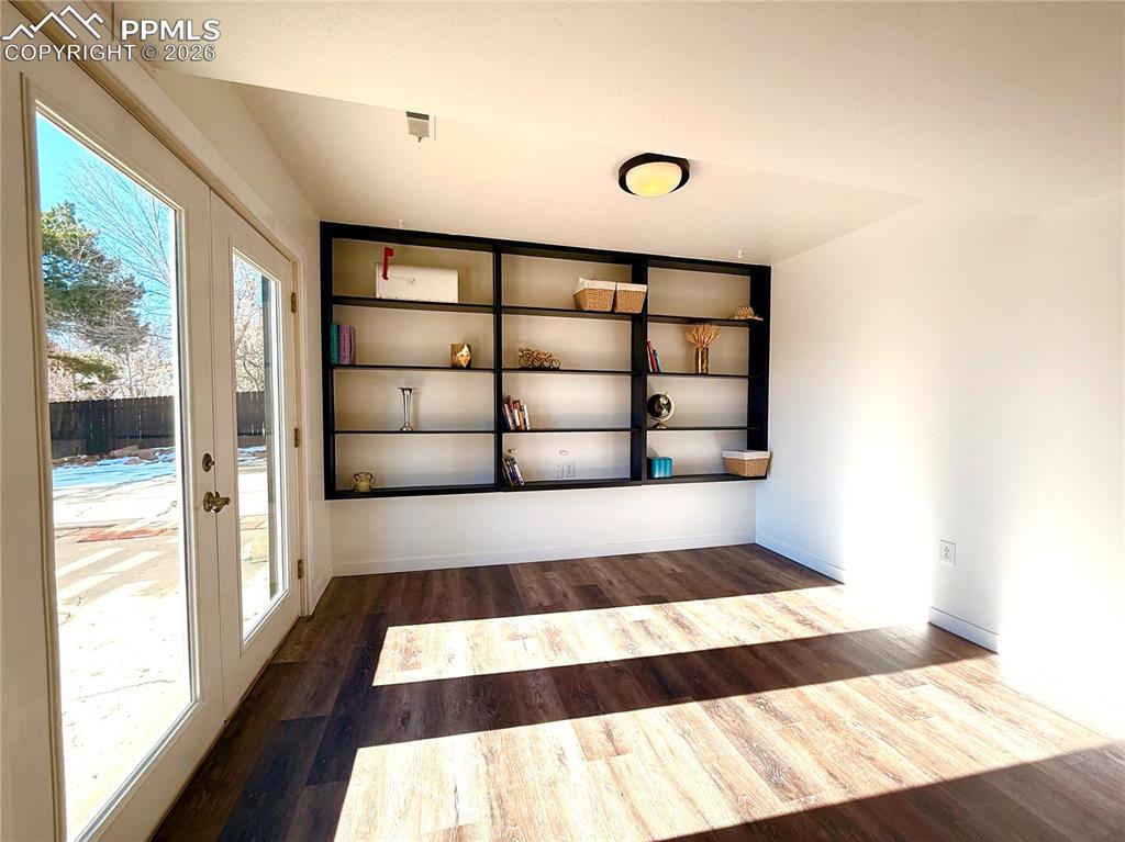 Image 21 of 45: Family Room