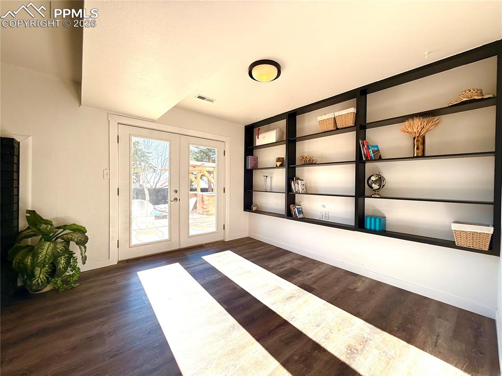 Image 22 of 45: Family Room