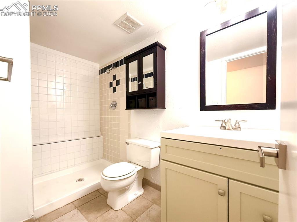 Image 23 of 45: Bathroom