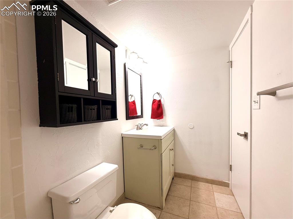 Image 24 of 45: Bathroom