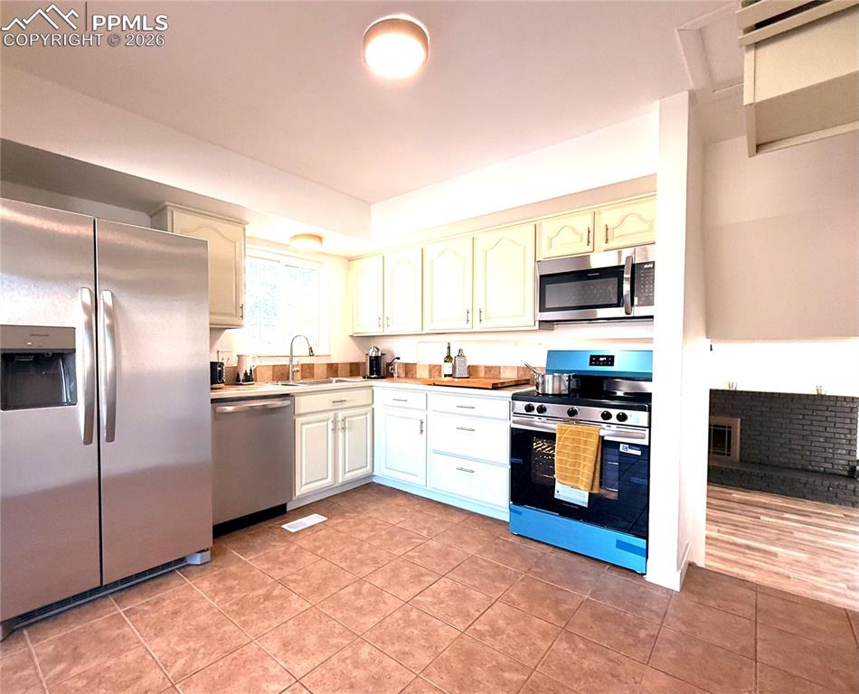 Image 8 of 45: Kitchen