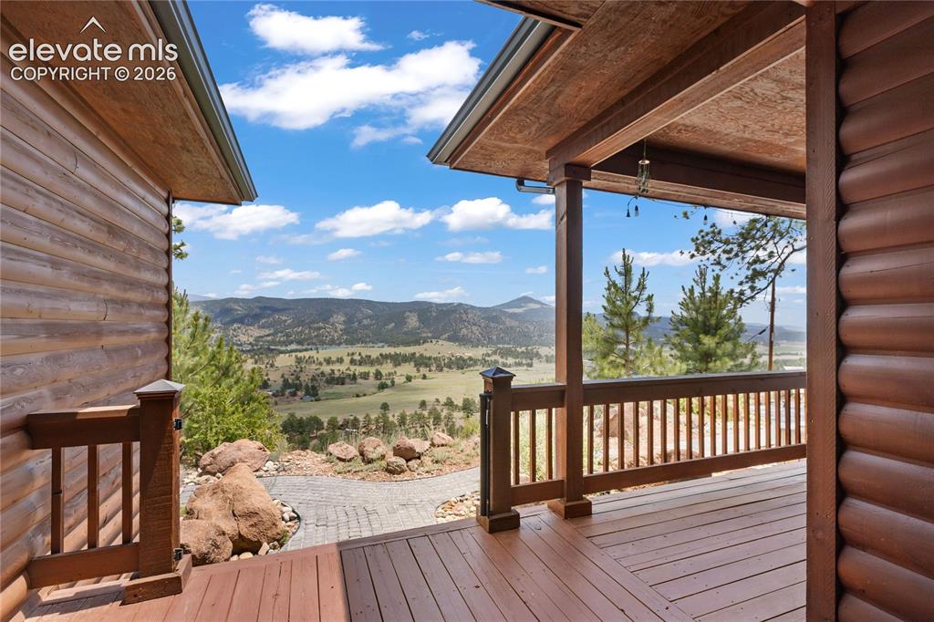 Image 8 of 50: Deck