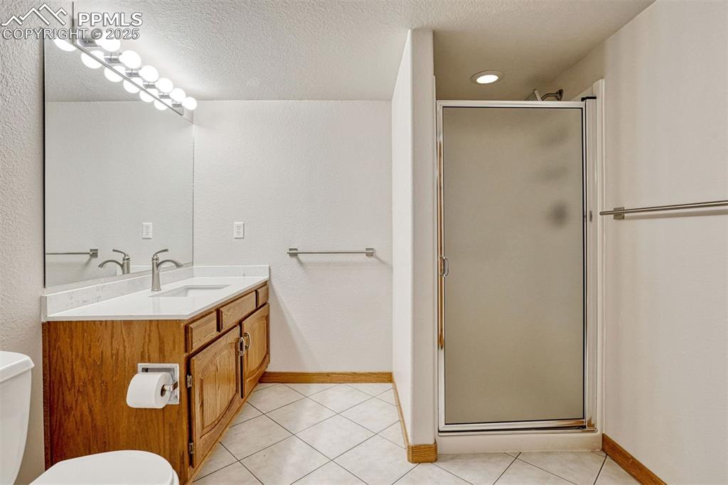 Image 33 of 38: Bathroom