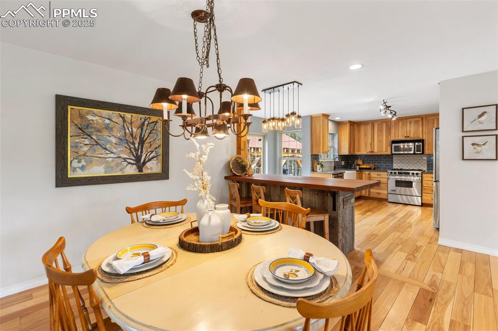 Image 10 of 50: Dining Area