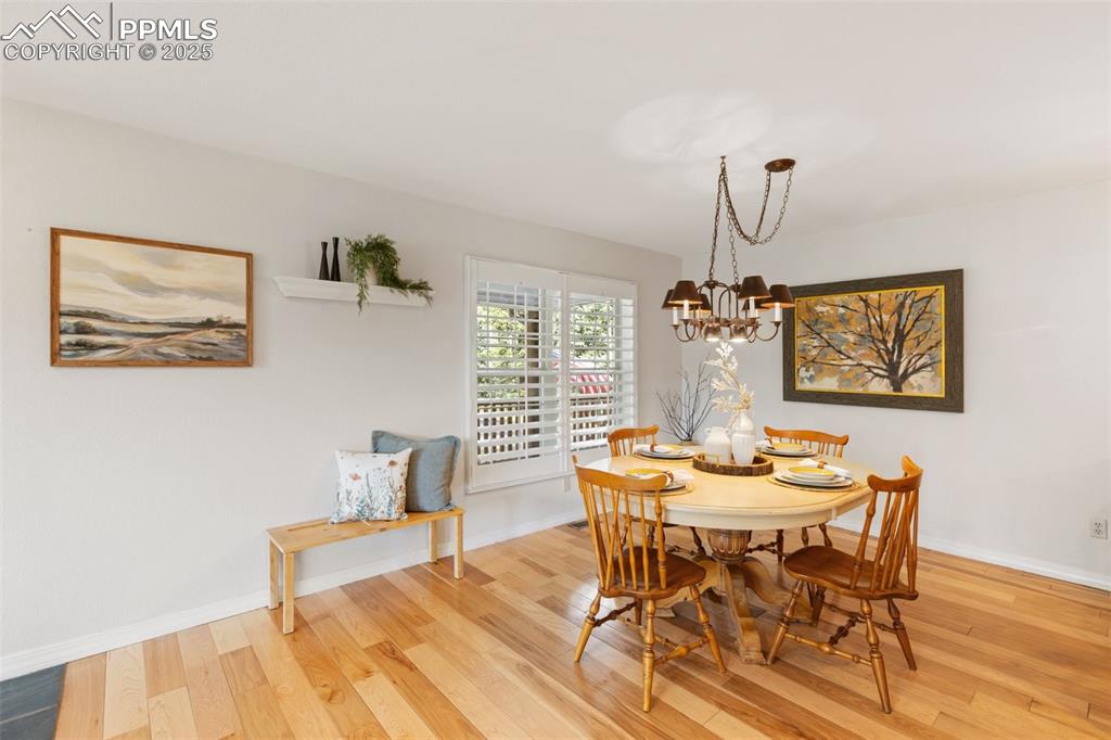 Image 12 of 50: Dining Area