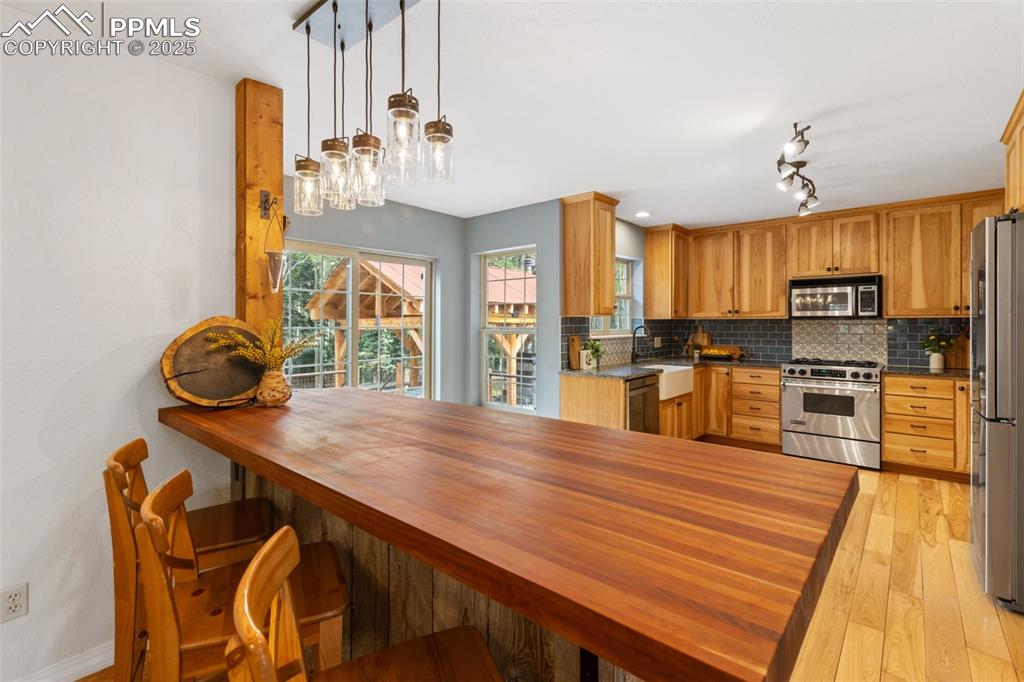 Image 13 of 50: Kitchen