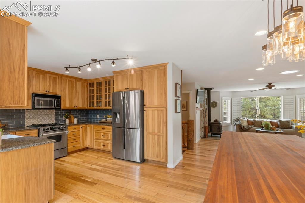 Image 14 of 50: Kitchen