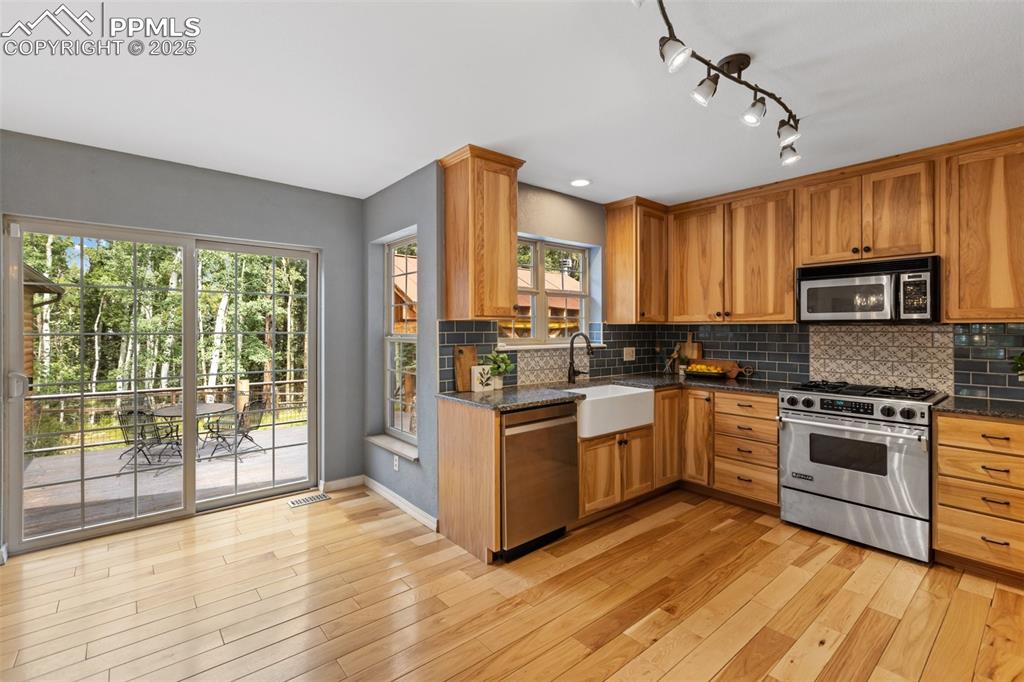 Image 16 of 50: Kitchen