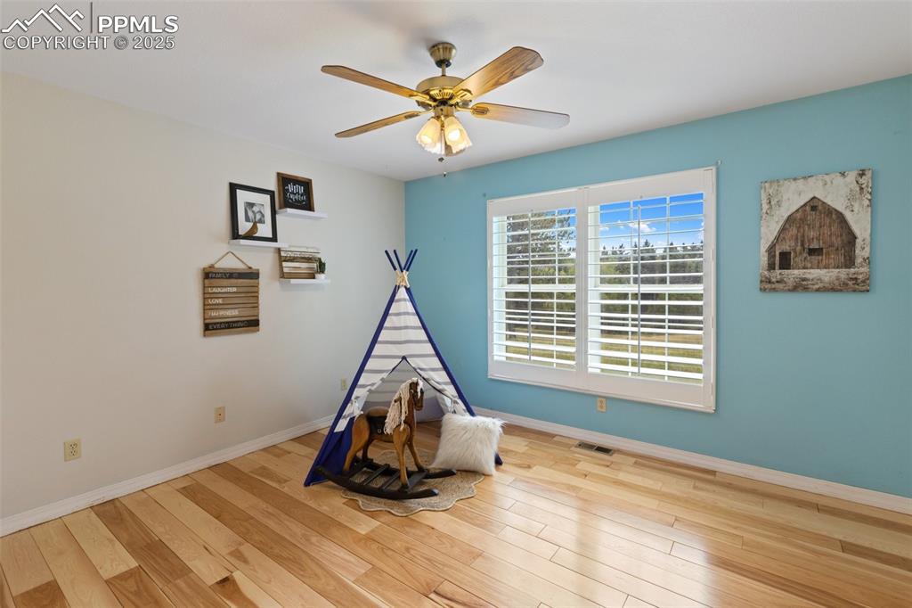 Image 25 of 50: Bedroom