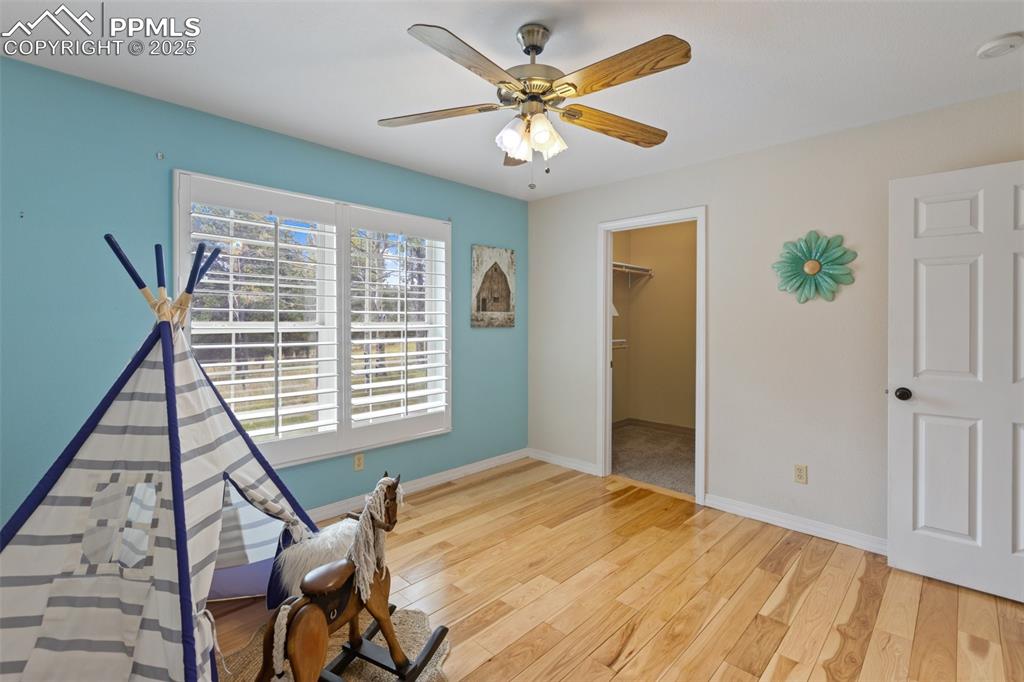 Image 26 of 50: Bedroom