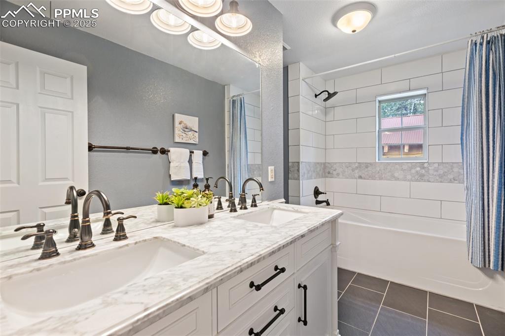 Image 27 of 50: Bathroom