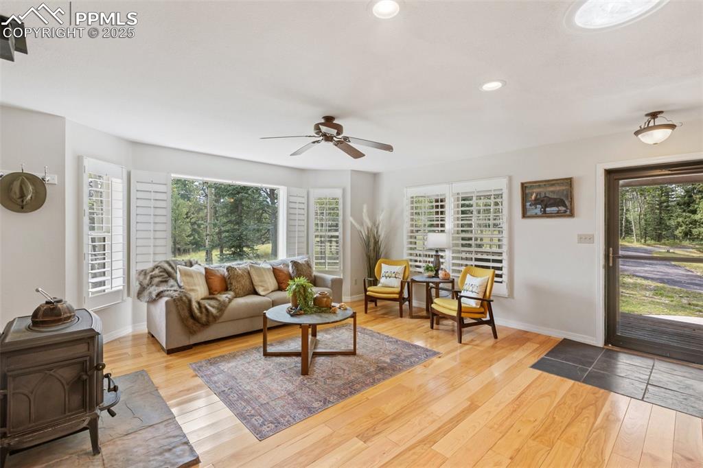 Image 7 of 50: Living Room