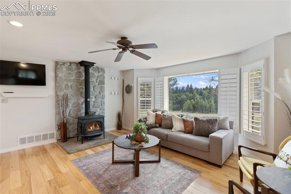 Image 8 of 50: Living Room