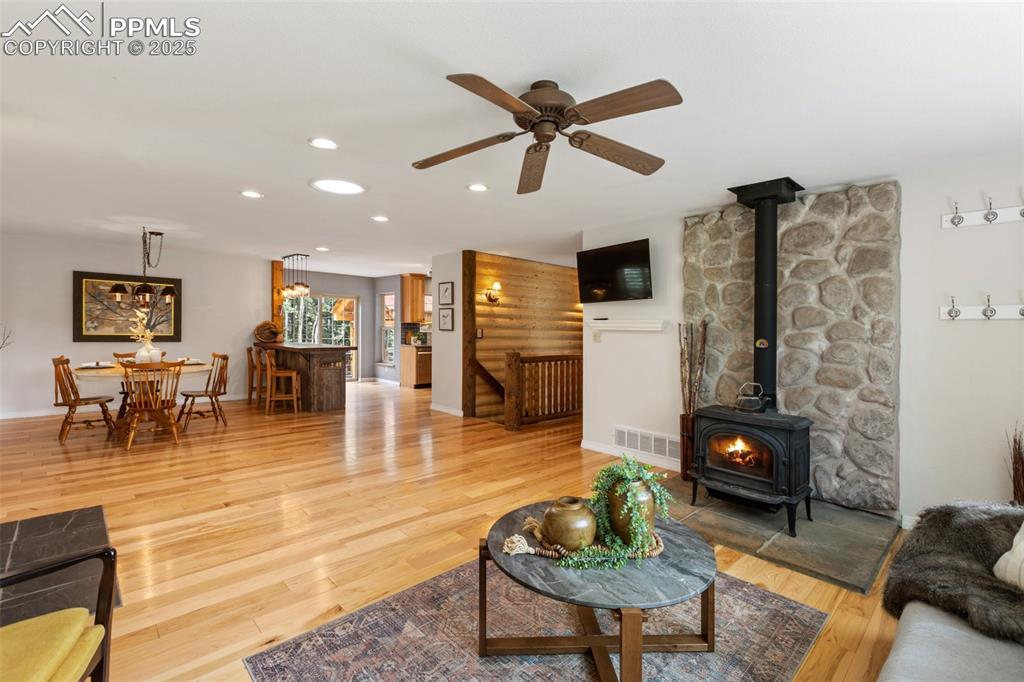 Image 9 of 50: Living Room