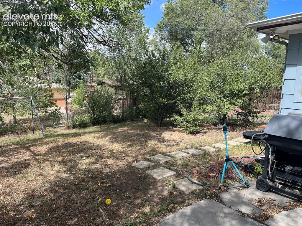 Image 13 of 15: Yard