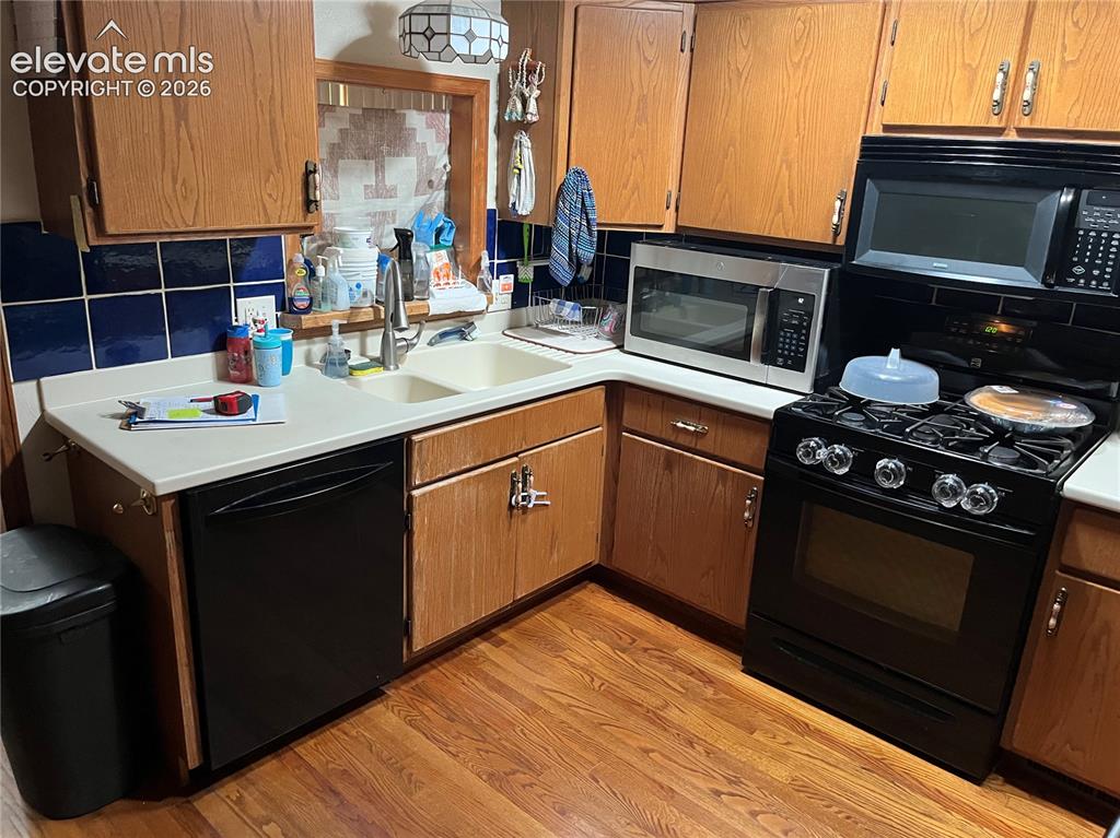 Image 4 of 15: Kitchen