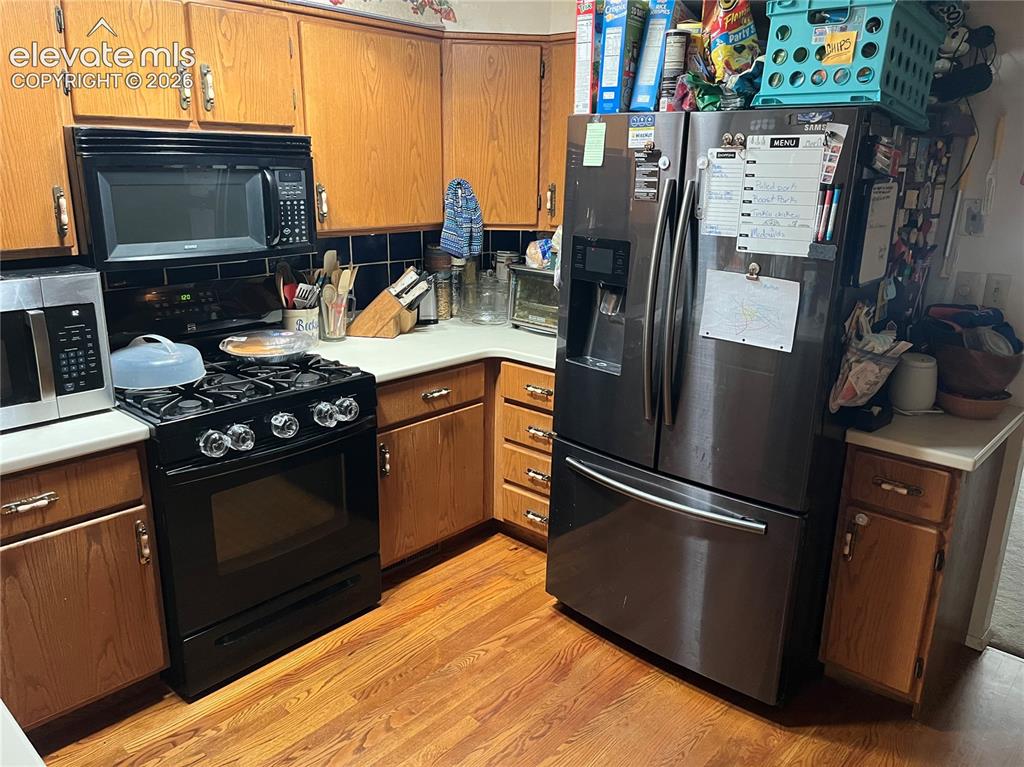 Image 5 of 15: Kitchen